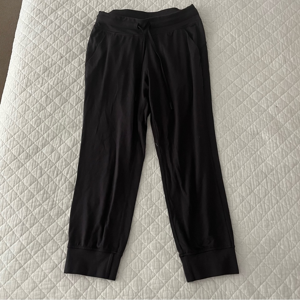 LULULEMON black stretchy capris
